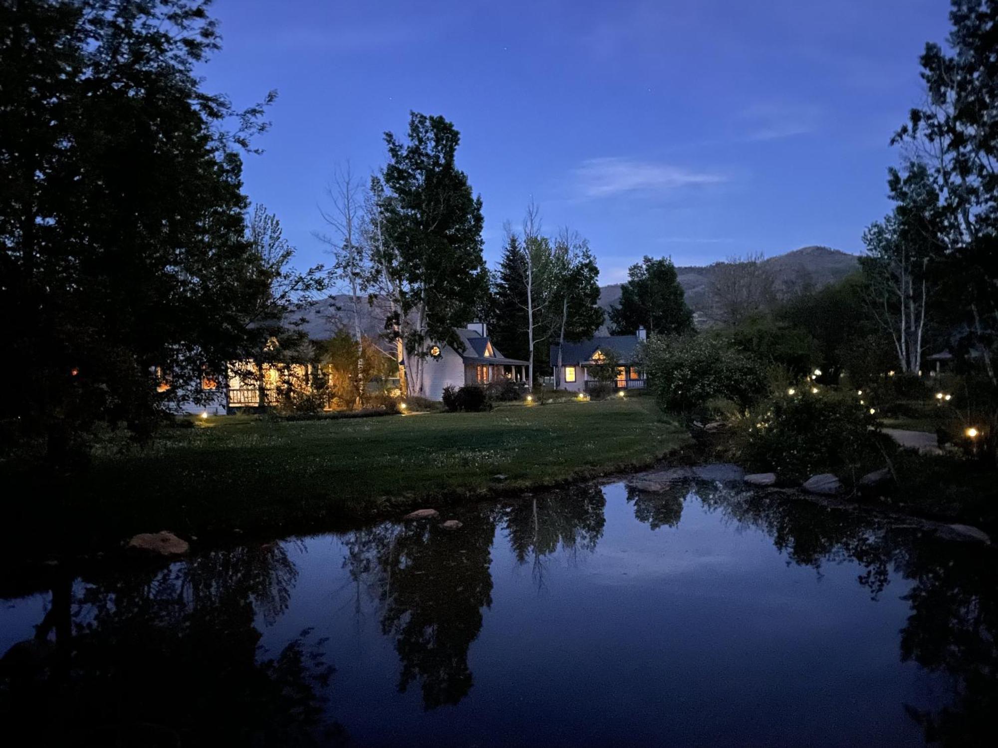 Apple Orchard Inn Hermosa Exterior foto